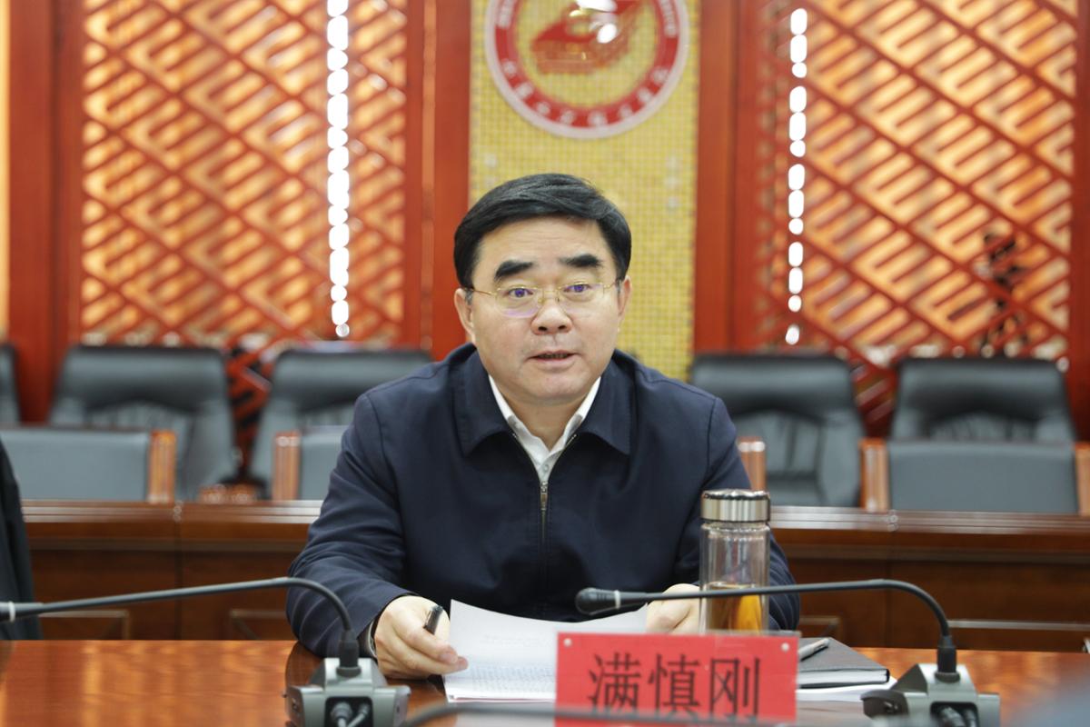 满主任单人照.JPG